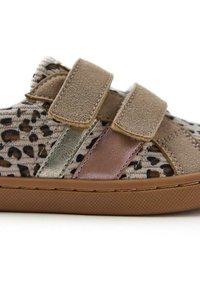 Zapatillas con cierre de velcro, parte superior en beige con estampado de leopardo y detalles metálicos en verde y rosa. Suela de goma texturizada.
