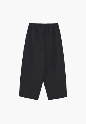 Schwarze Hose mit elastischem Bund, weitem Bein und kurzer Länge aus glattem Stoff ohne sichtbare Taschen oder Verzierungen.