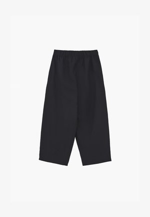 Schwarze Hose mit elastischem Bund, weitem Bein und kurzer Länge aus glattem Stoff ohne sichtbare Taschen oder Verzierungen.