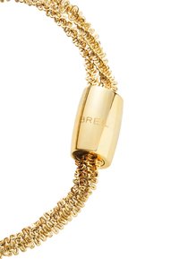 Goldarmband mit flexiblem Kettendesign, ausgestattet mit einem glatten zylindrischen Verschluss, der mit "BREIL" graviert ist. Strukturierte Glieder sorgen für visuelles Interesse.