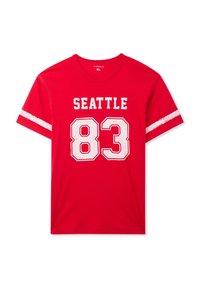 T-shirt di cotone rosso con la scritta "SEATTLE" in bianco e "83" in grandi numeri bianchi, con strisce bianche sulle maniche.