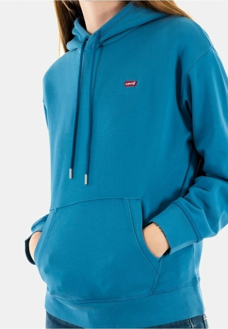 Modrá bavlněná mikina s klokaní kapsou na přední straně, šňůrkami na stažení a malým červeným logem Levi's na hrudi. Má žebrované manžety a lem.