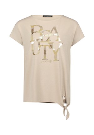 T-shirt beige à manches courtes avec le texte "BEAUTY" doré brillant à l'avant et un détail de nœud noué sur l'ourlet inférieur droit.