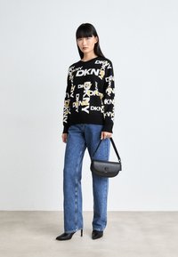 DKNY LEGACY ALL OVER LOGO - Strikkegenser - black/goldenrod