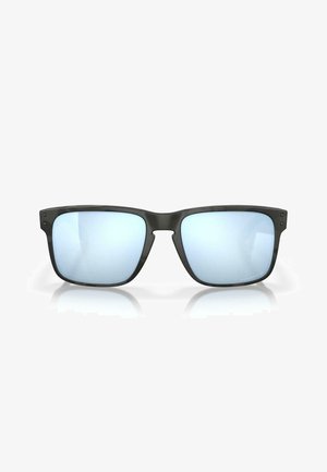 Schwarze quadratische Sonnenbrille mit reflektierenden blauen Gläsern. Das Gestell hat ein minimalistisches Design mit sichtbaren Hardware-Details an den Schläfen.
