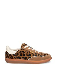 Χαμηλό sneaker με καφέ και μαύρο λεοπάρ σχέδιο, λευκή φτέρνα και κορδόνια, λεπτομέρειες από ταμπά σουέτ και ελαφρώς καφέ λαστιχένια σόλα, φαίνεται από το πλάι.