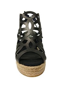 Sandalo nero con cinturini e design a intaglio, suola piattaforma avvolta in juta, suola in gomma e soletta imbottita per il comfort.