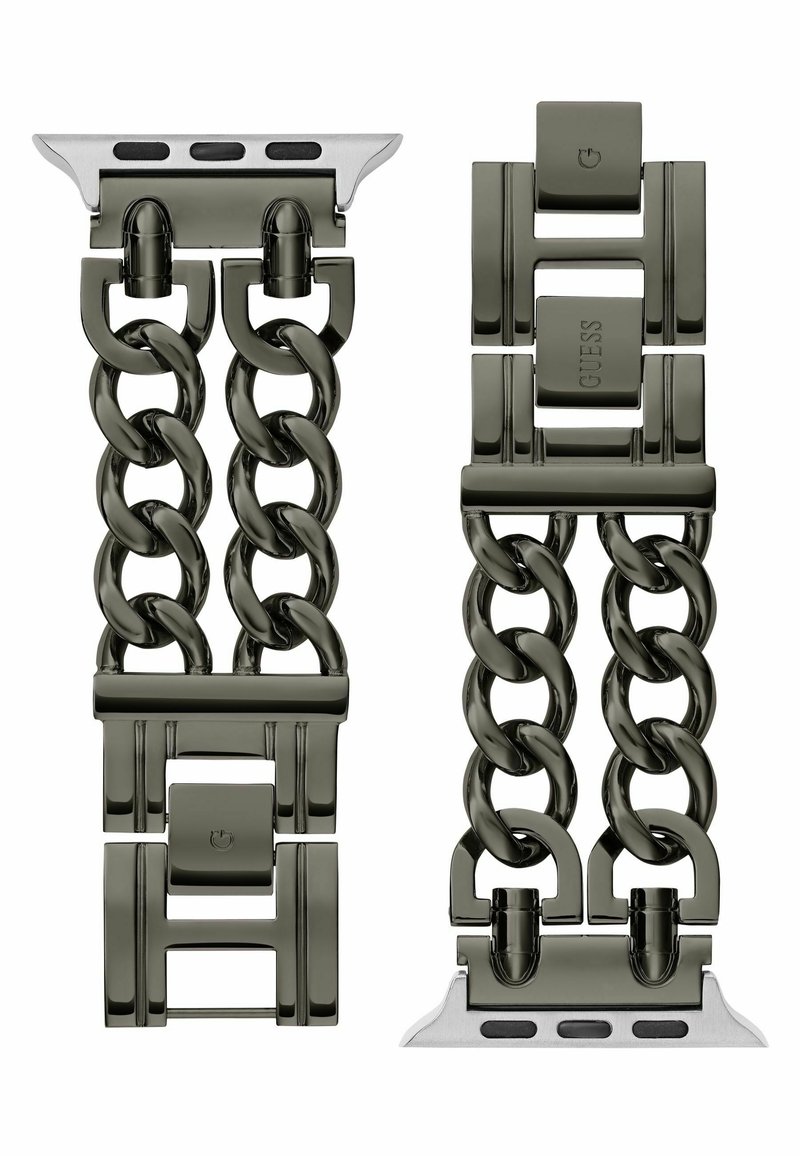 Czarna metaliczna bransoletka z dużymi, splatanymi ogniwami łańcucha, zapięciem ze srebrnym okuciem oraz logo marki na prostokątnej ozdobie.