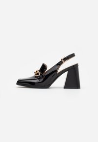 Černá lakovaná slingback obuv s masivním podpatkem, čtveratou špičkou a zlatým řetízkovým detailem na svršku.