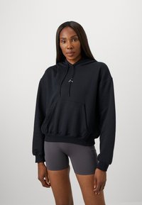 Sweat-shirt à capuche noir en mélange de coton, avec une poche kangourou à l'avant, des poignets côtelés et un simple logo sur la poitrine.