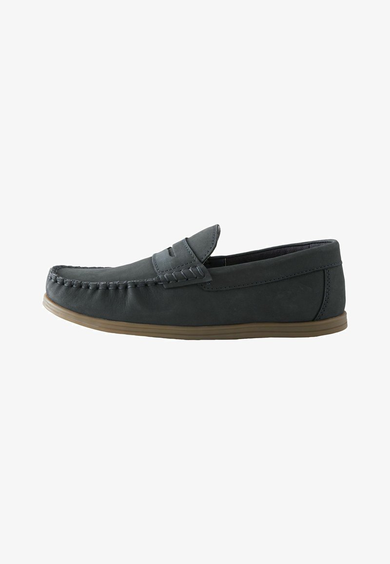 Mocassin noir en cuir à enfiler avec bout mocassin cousu et semelle en caoutchouc marron clair, vu de côté sur fond blanc.
