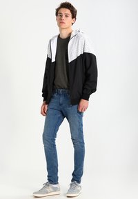 Urban Classics GRAPHIC PRINTED - Lichte jas - black/white
