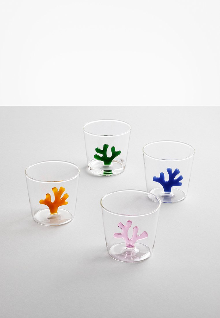 Cztery przezroczyste plastikowe kubki z kolorowymi akcentami w kształcie koralików na podstawie: pomarańczowy, zielony, niebieski i różowy. Gładka tekstura, okrągły kształt.