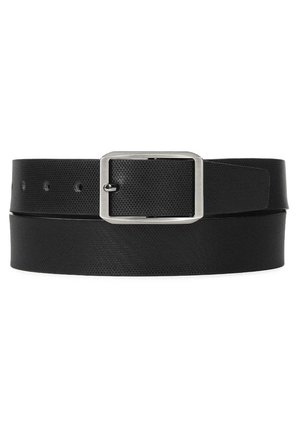 Cinturón negro hecho de material texturizado, con una hebilla rectangular plateada, múltiples agujeros para ajuste y un acabado suave.