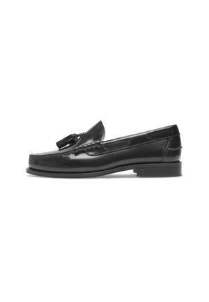 Schwarze Lederloafer mit abgerundeter Spitze, dekorativer Quaste und Stichdetails. Flache Sohle und glänzende Oberfläche. Seitenansicht.