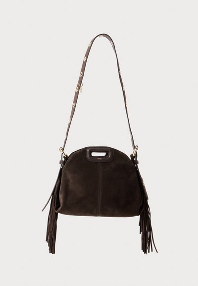 Sac à bandoulière en daim brun foncé avec poignée découpée, longue sangle réglable décorée de clous ronds et détails à franges sur les côtés.