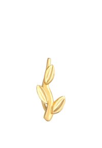 Pendiente de metal dorado con un diseño de rama que presenta tres acentos de hoja, textura suave y un tallo delgado y curvado.