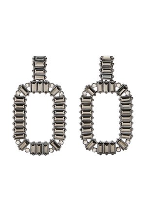 Prostokątne wiszące kolczyki z ciemnoszarymi i jasnoszarymi prostokątnymi kamieniami szlachetnymi ułożonymi w geometryczny wzór, z małymi przezroczystymi kamieniami na rogach.