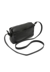 Borsa a tracolla rettangolare nera in pelle con cerniera argentata e lungo cinturino regolabile su sfondo bianco.
