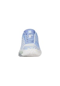 Scarpa da atletica color azzurro chiaro con tomaia in rete, dettagli bianchi, suola testurizzata e design a strisce. Presenta lacci anteriori e linguetta imbottita.