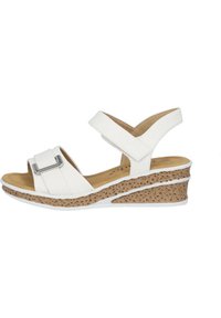 Witte wig sandals met een gestructureerd bruine platform, verstelbare banden en een opvallende zilveren rechthoekige gesp.