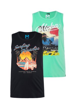 Zwei ärmellose Herren-Tops: eines schwarz mit einem Sonnenuntergangs-Surf-Van und Palmen, eines mintgrün mit einem Surfer und dem Wort „Aloha.“