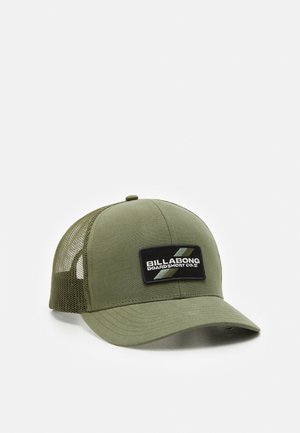 Casquette trucker en maille vert olive avec une visière incurvée et un patch logo rectangulaire noir de Billabong Boardshort Co. sur le devant.