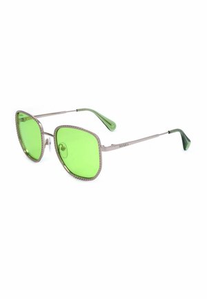 Occhiali da sole con montatura argentata, lenti quadrate di colore verde brillante e piccoli strass intorno ai bordi, aste sottili con punte verdi.
