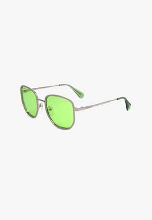 Occhiali da sole con montatura argentata, lenti quadrate di colore verde brillante e piccoli strass intorno ai bordi, aste sottili con punte verdi.