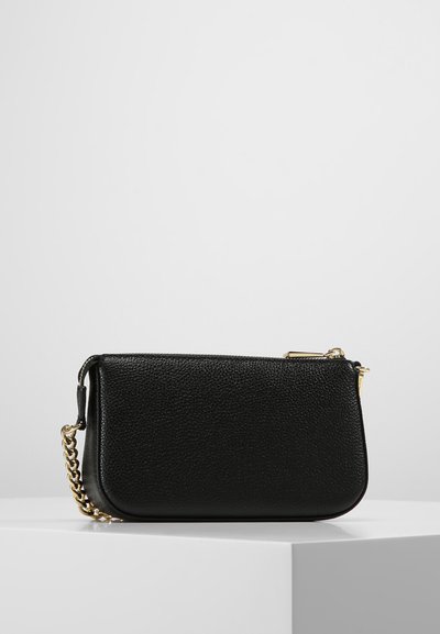 Pochette en cuir noir avec surface texturée, chaîne dorée, fermeture éclair et forme incurvée. Design compact permettant un transport facile.