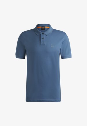 Polo a maniche corte in cotone di colore azzurro. Presenta un colletto, una patta con due botttoni e una toppa con logo sul lato sinistro del petto.