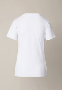 Biała koszulka z krótkim rękawem, zaokrąglonym dekoltem i gładką teksturą; posiada małe, jasnoniebieskie logo na górnej części pleców.