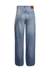 Jeans in denim azzurro chiaro con design a gamba dritta. Presentano due tasche posteriori, un leggero effetto sbiadito e una toppa in pelle marrone sulla cintura.