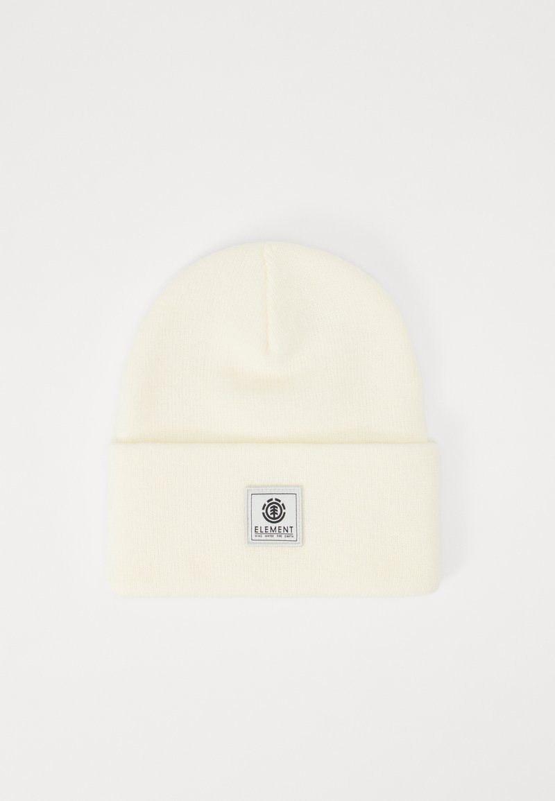 Gorro de punto color crema con un dobladillo y un parche cuadrado que presenta el logo de Element en blanco y negro en la parte frontal. Textura suave.