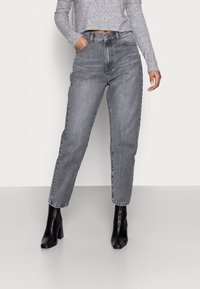 Högmidjade, raka jeans i grå denim med subtil blekning, femficksdesign och kontrastsömmar vid midjan och fållen.