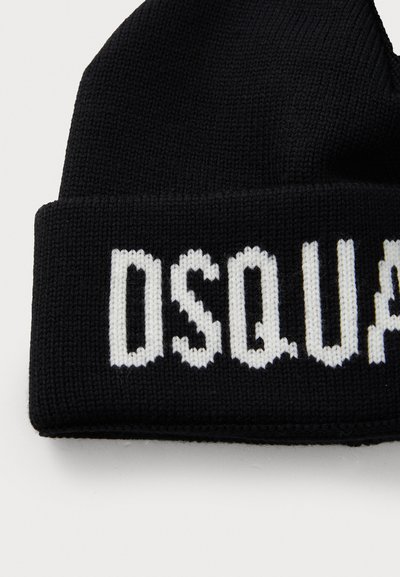 Beanie negru tricotat, cu manșetă pliabilă; logo-ul alb "DSQUARED" evidențiat brodat în față; textură ribbelată pe tot parcursul.
