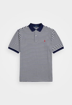 Stripet polo skjorte laget av myk stoff, har marineblå og hvite horisontale striper, tre-knappelukking, og en liten rød logo.