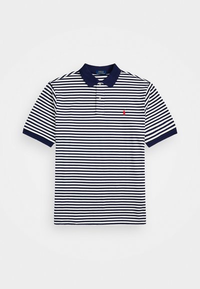 Stripet polo skjorte laget av myk stoff, har marineblå og hvite horisontale striper, tre-knappelukking, og en liten rød logo.