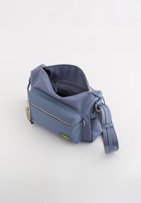 Modrá syntetická crossbody taška s přední kapsou na zip, hladkým povrchem, nastavitelním popruhem a malým logem. Viditelný vnitřní prostor.