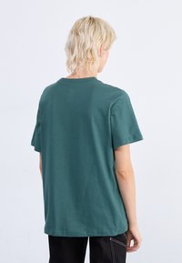 Nike Sportswear TEE - Jednoduché tričko - vintage green/white