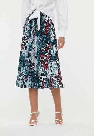 Jupe midi multicolore présentant un motif audacieux avec des motifs de léopard et de serpent en bleu, rouge et noir. Design évasé avec une fente sur le côté.