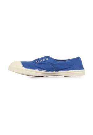 Chaussure slip-on en toile bleue avec semelle en caoutchouc blanche et embout, avec œillets métalliques et semelle extérieure texturée, vue de profil.