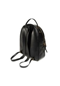 Czarny skórzany plecak o smukłym, zaokrąglonym kształcie, z regulowanymi paskami i złotymi akcentami przy zamkach i wykończeniach.