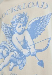 Světle barevné tričko s modrou grafikou andílka s křídly, který drží luk a šíp srdcového tvaru.