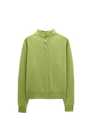 Zielony kardigan z wysokim kołnierzem, zapinany z przodu na guziki, z długimi rękawami i ściągaczami przy mankietach. Wykonany z miękkiego, teksturowanego materiału.