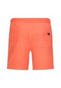 Jasnoczerwone szorty wykonane z miękkiego materiału, z tylną kieszenią i małą metką logo na pasie, o gładkiej fakturze.