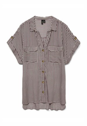 Röstripeeritud lühikeste varrukatega särk tumepunases ja valges, millel on kaks esist taskut, nupud ees ja rullitud varrukaääred koos kuldsete detailidega.