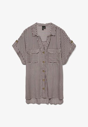 Röstripeeritud lühikeste varrukatega särk tumepunases ja valges, millel on kaks esist taskut, nupud ees ja rullitud varrukaääred koos kuldsete detailidega.