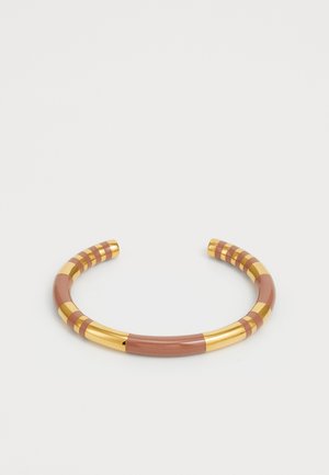Cuffarmband in terracotta en goud, met gestreepte patronen. Gladde textuur met metallic accenten en een afgeronde vorm.
