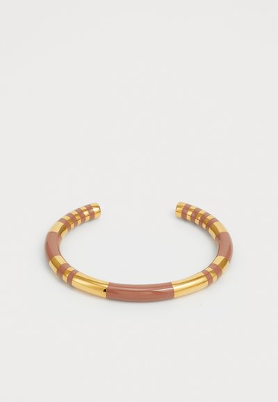 Bransoletka z mankietem w terakocie i złocie, z wzorami w paski. Gładka textura z metalicznymi akcentami i zaokrąglonym kształtem.